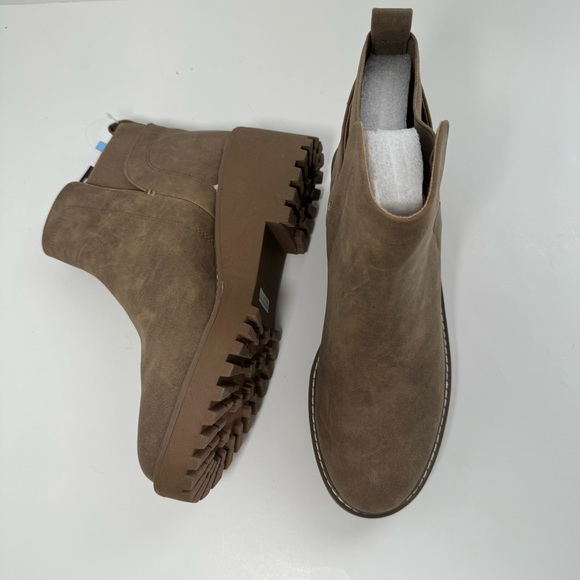 Chelsea boots Rancher by Dolce Vita size 9, *WILL NOT COME W/ BOX. 2 AVAILABLE - Picture 7 of 14